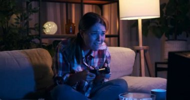 Gece video oyunu oynayan kadın