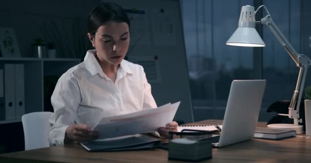 Бизнесмен, работающая в ночном офисе — стоковое видео
