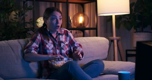 Femme choquée hurlant en regardant la télévision la nuit — Video