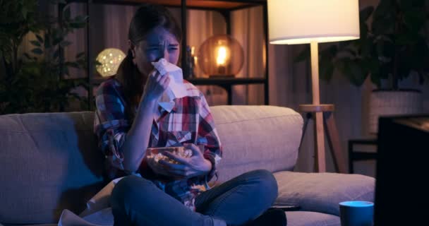 Mujer triste llorando viendo la televisión por la noche — Vídeo de stock