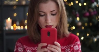 Kadın cep telefonu kullanırken şok oldu