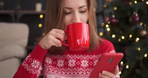 Mujer feliz usando el teléfono móvil y beber café — Vídeo de stock