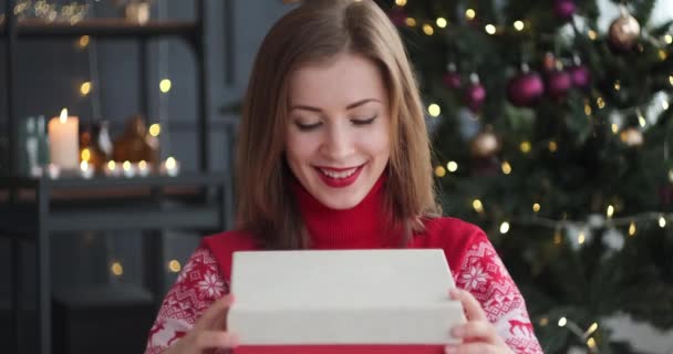 Donna eccitata apertura sorpresa regalo di Natale — Video Stock