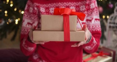 Hediye kutusu veren bir kadının orta bölümü.