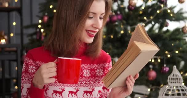 Femme profiter du café tout en lisant le livre — Video