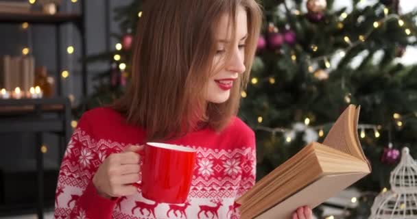 女性はコーヒーを飲み、家で本を読む — ストック動画