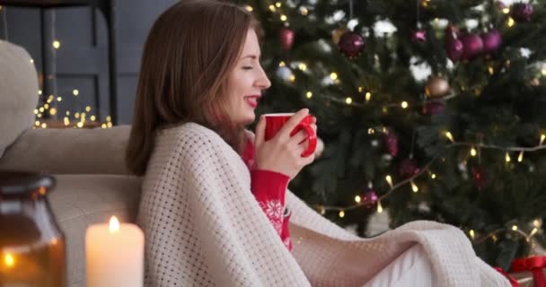 寒いクリスマスの前夜にコーヒーを飲む女性 — ストック動画