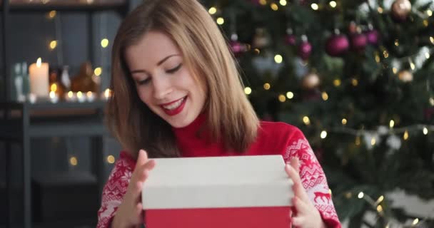 Mulher excitada abrindo surpresa presente de Natal — Vídeo de Stock
