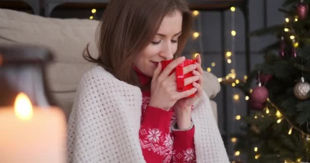 Donna che si gode il caffè avvolto nella coperta durante il Natale — Video Stock