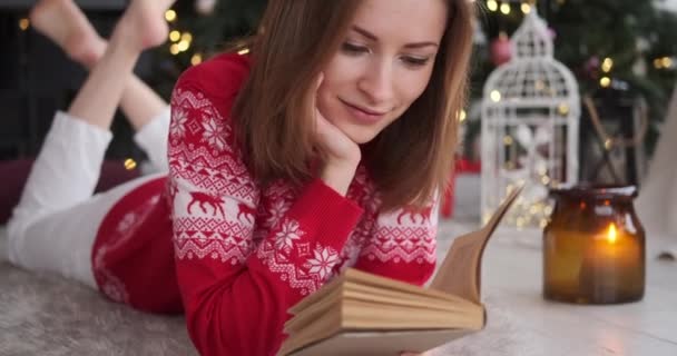 笑顔女性読書A本で家 — ストック動画