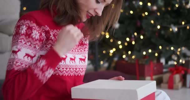 Mulher surpreendida na abertura presente de Natal — Vídeo de Stock