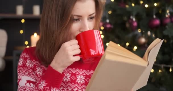 Femme profiter du café tout en lisant le livre — Video