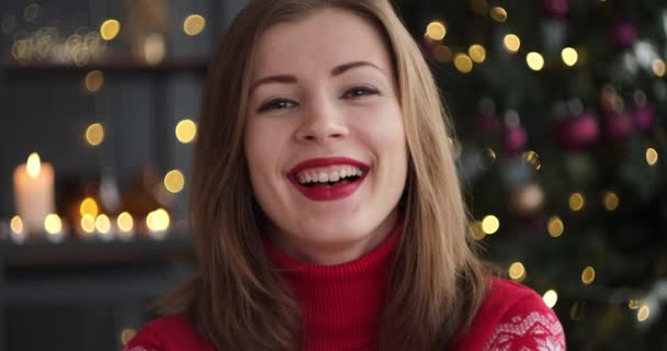 幸せな女性でturtleeckセーターでクリスマス — ストック動画