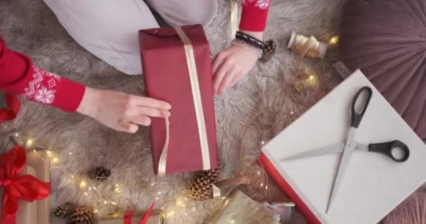 Mujer atando cinta en regalo de Navidad — Vídeo de stock