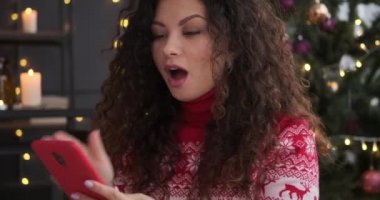 Noel arifesinde cep telefonu kullanan kadın hayrete düştü.