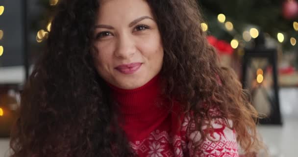 Portret van een gelukkige vrouw met de hand op de kin — Stockvideo