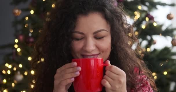 Femme sentant une tasse de café — Video