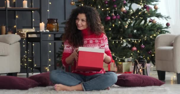 Возбужденная женщина открывает сюрприз рождественский подарок — стоковое видео