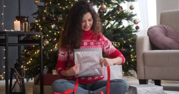 Donna imballaggio scatola regalo di Natale a casa — Video Stock
