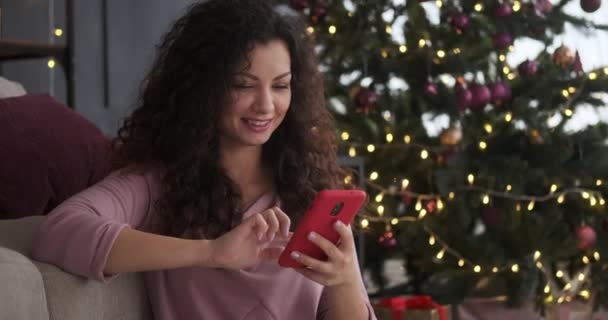 圣诞前夜快乐的女人用手机 — 图库视频影像
