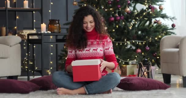 Mulher surpreendida na abertura presente de Natal — Vídeo de Stock