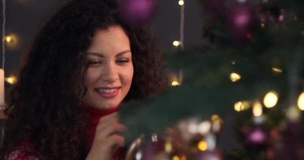クリスマスツリーを飾る幸せな女性 — ストック動画