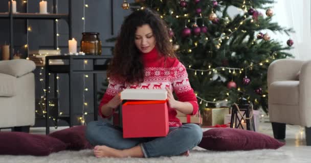 Donna stupita all'apertura regalo di Natale — Video Stock