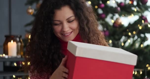 興奮した女性オープン驚きクリスマスギフト — ストック動画
