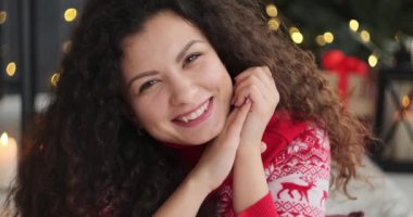 Gülümseyen güzel bir kadının portresi