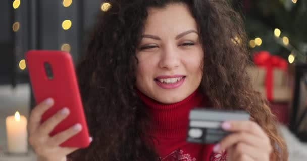 使用信用卡进行网上交易的妇女 — 图库视频影像