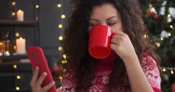 女性は携帯電話を使用してクリスマス割引を受けることに驚いて — ストック動画