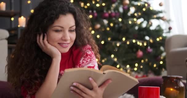 Mulher feliz lendo um livro em casa — Vídeo de Stock