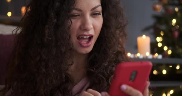 携帯電話上の幸せな女性のテキストメッセージ — ストック動画