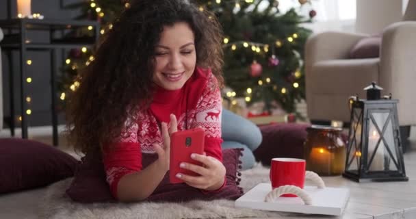 Femme buvant du café et utilisant un téléphone portable pendant la veille de Noël — Video