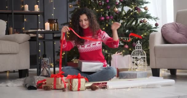 Donna imballaggio scatola regalo di Natale a casa — Video Stock