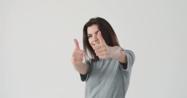 Mutlu kadın baş parmak işareti yapıyor.