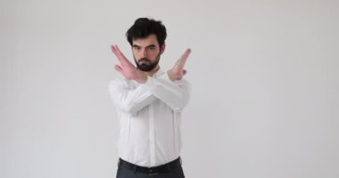 Ciddi iş adamı beyaz arka planda hayır diyor