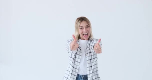 Opgewonden vrouw die duimen opgeeft gebaar — Stockvideo