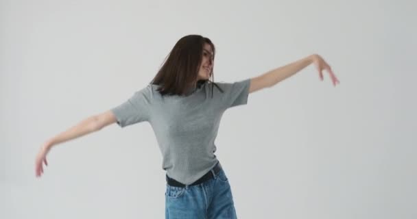 Hermosa mujer bailando sobre fondo blanco — Vídeos de Stock