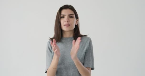 Opgewonden vrouw springen en klappen handen — Stockvideo