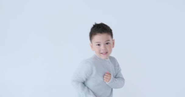 Chłopiec tańczy na białym tle — Wideo stockowe