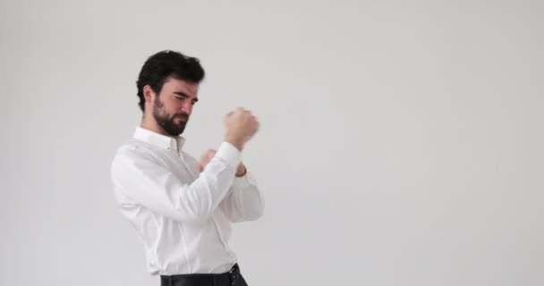 Empresario bailando sobre fondo blanco — Vídeo de stock