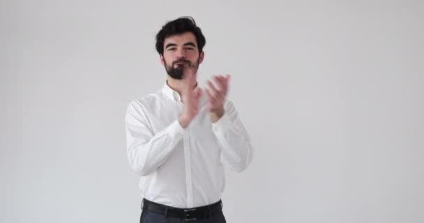 Empresário batendo palmas e dando polegares para cima gesto — Vídeo de Stock