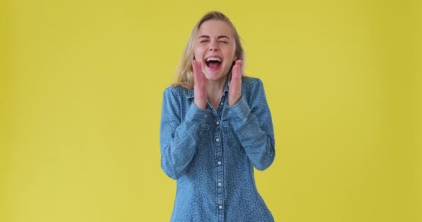 Mujer joven asombrada celebrando el éxito — Vídeo de stock