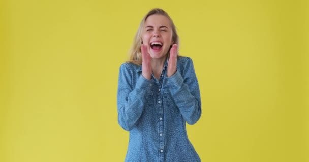 Amazed young woman celebrating success — Stock Video