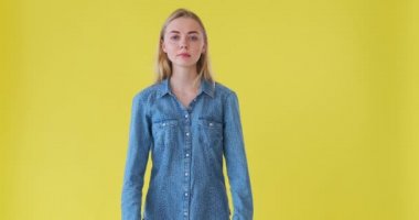 Kollarını kavuşturan kadın hayır diyor.