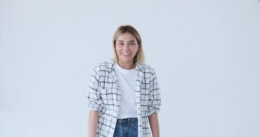 Beyaz arka planda açıklayan kadın