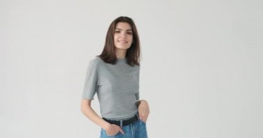 Beyaz arka planda dans eden güzel kadın