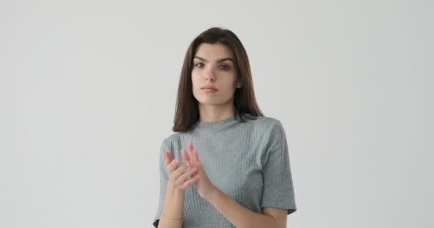 Verveeld vrouw klappen haar handen — Stockvideo