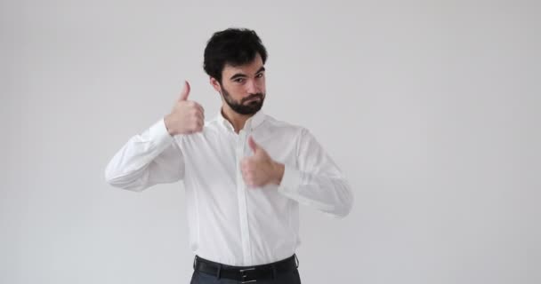 Empresario dando pulgares hacia arriba gesto sobre fondo blanco — Vídeos de Stock